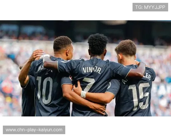 欧冠球迷观赛活动在全球12座城市同步开展，巴黎、伦敦、马德里主场广场直播收视破百万。