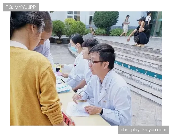 社区活动:国际米兰俱乐部组织球员前往当地社区医院探望病童